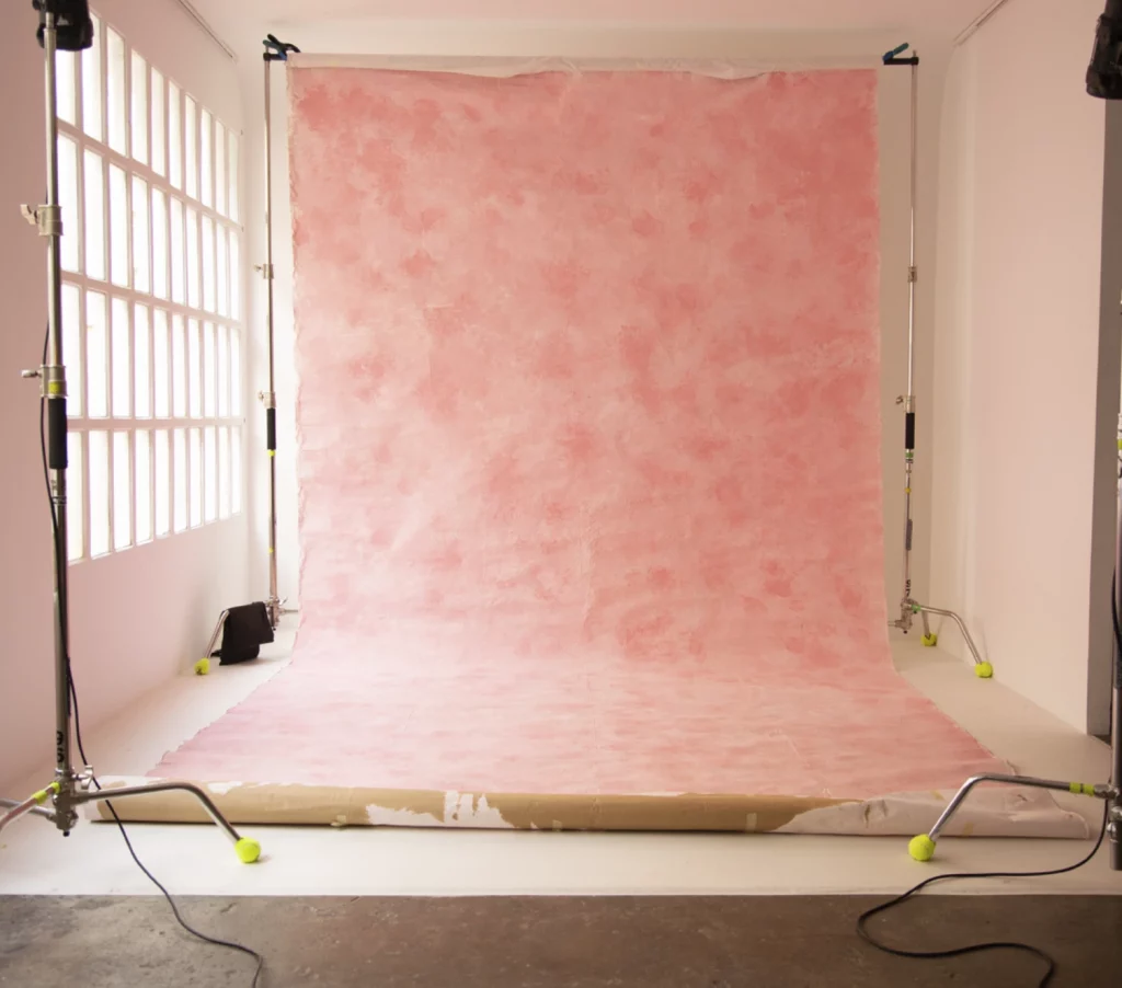 Fondo de tela pintado en tonos rosas disponible para alquilar en MyFuckingStudio Barcelona