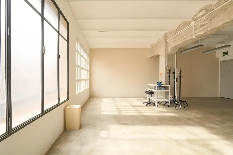 4D Studio de MyFuckingStudio en Barcelona con luz natural y espacio diáfano