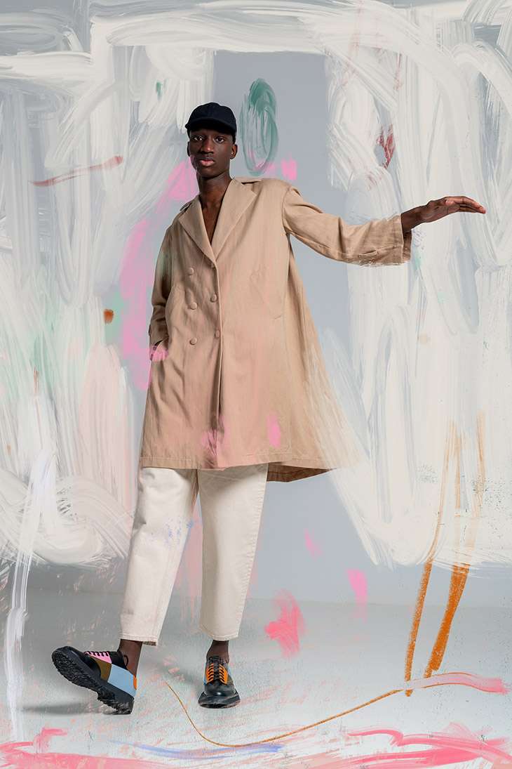 Trench coat: D
Pants: American Vintage
Shoes: Camper/ Mikakus
Cap: Jacquemus