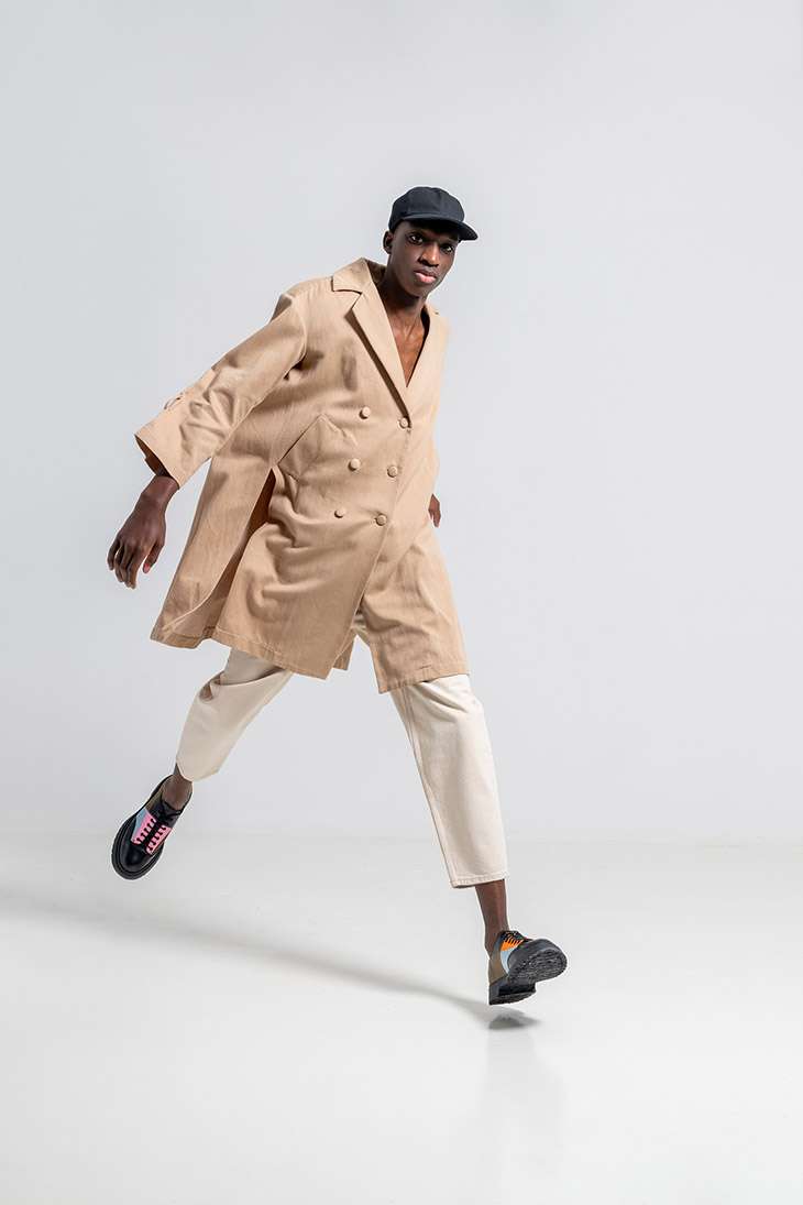 Trench coat: D
Pants: American Vintage
Shoes: Camper/ Mikakus
Cap: Jacquemus