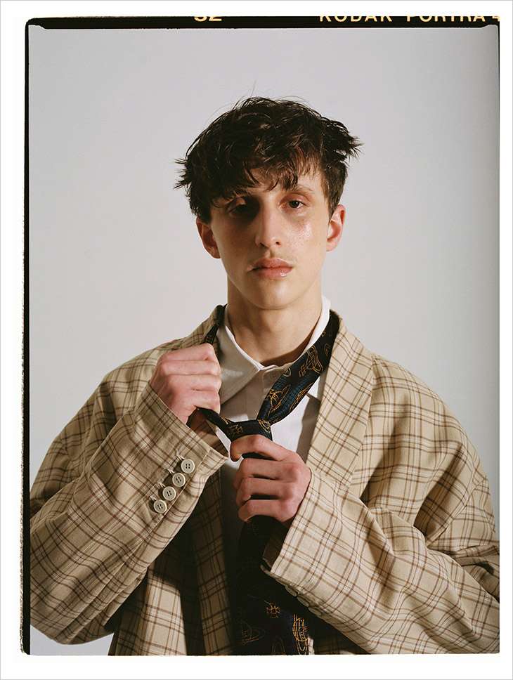 Blazer, Shirt LR3
Necktie Vivienne Westwood